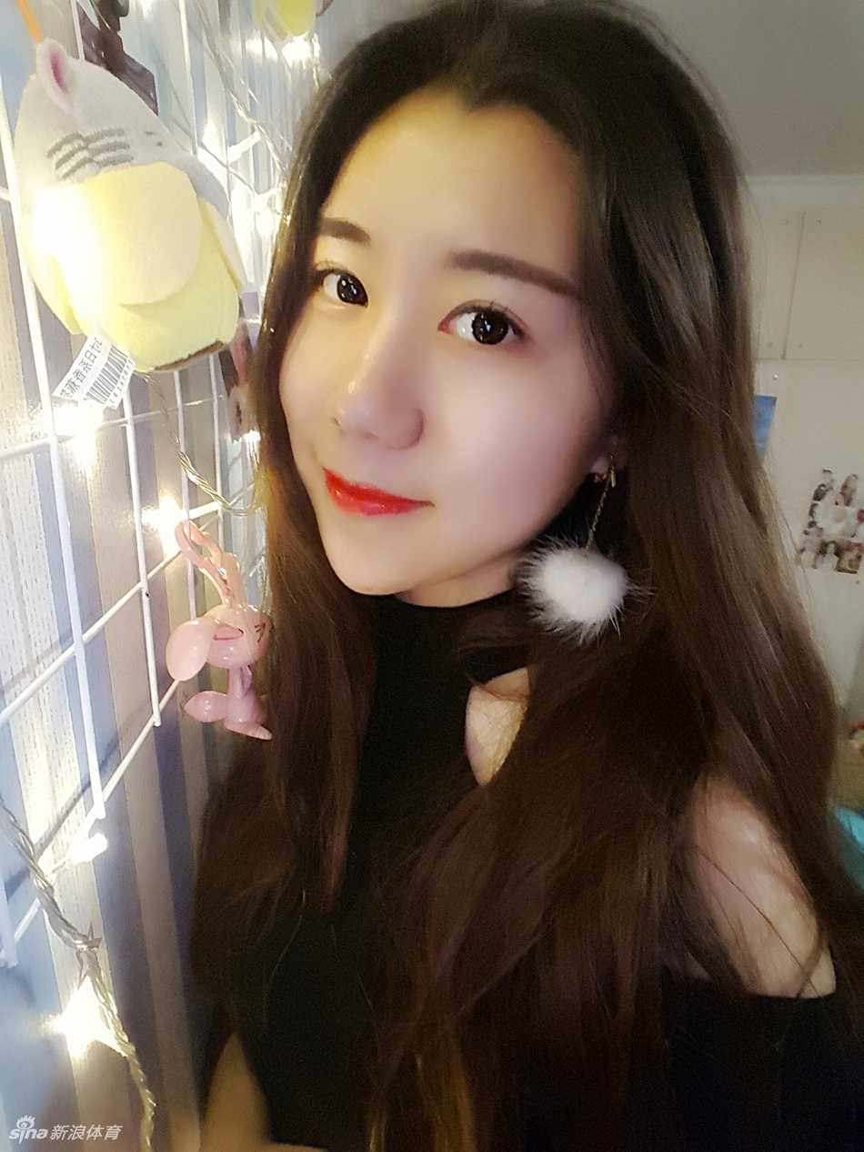 山东男篮炫舞团里的健康之美,那些略带肉感的活力精灵 @_yoonxi身着白色吊带运动背心,展现出健康的小麦色肌肤和结实的肩颈线条,略带肉感的臂膀反而给人一种充满力量的阳光感。