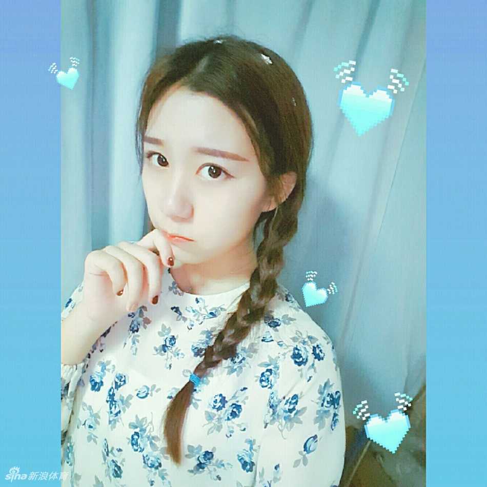 山东男篮炫舞团里的健康之美,那些略带肉感的活力精灵 @_yoonxi身穿炫舞团专属亮色表演服,对着镜头俏皮地比出胜利手势,身后是模糊的排练场景,凸显了她活泼开朗的性格。