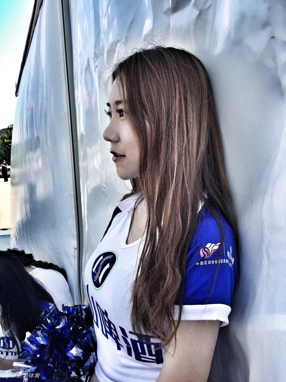 山东男篮炫舞团里的健康之美,那些略带肉感的活力精灵 @_yoonxi在楼梯间抓拍,简单的日常穿搭难掩青春气息,镜头捕捉到了她略带肉感的真实状态,这种毫不做作的自然美反而更加动人。