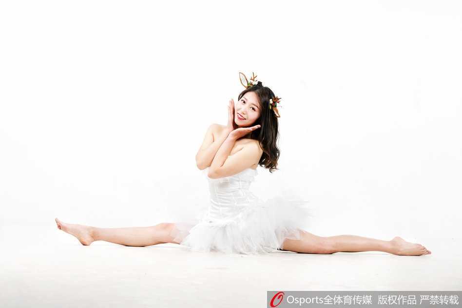 在舞台灯光的勾勒下，丁蓓与同伴们的身影交织在一起，这张照片捕捉到了她们团队协作的默契与舞台表演的张力