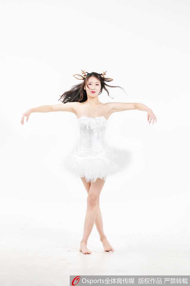 丁蓓在舞蹈中展现完美的身体控制力，飞扬的发丝与自信的微笑，是她对篮球与舞蹈热爱的最好证明
