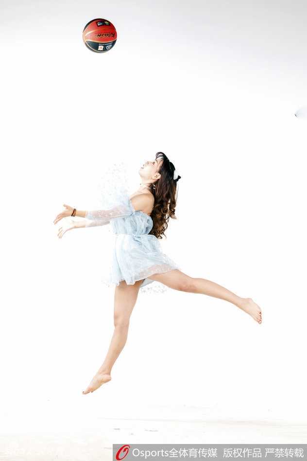 山东篮球宝贝惊艳赛场,一字马绽放青春柔韧之美 镜头特写下,一位颜值出众的篮球宝贝正在专注地完成一字马动作,眼神坚定而自信,青春的活力与柔韧的美感扑面而来