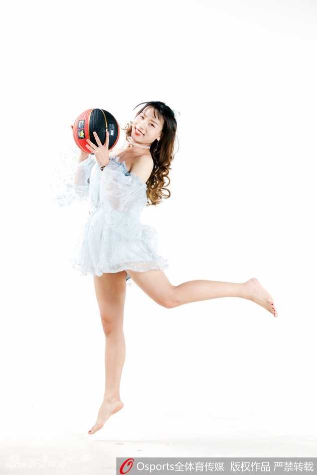 山东篮球宝贝惊艳赛场,一字马绽放青春柔韧之美 一名队员在队友的帮助下腾空跃起,在空中完成惊险的一字马动作,仿佛脱离了地心引力,成为全场瞩目的焦点