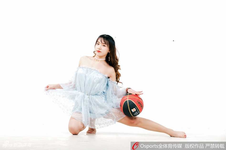 山东篮球宝贝惊艳赛场,一字马绽放青春柔韧之美 伴随着劲爆的音乐节拍,多名啦啦队成员在赛场中央侧身跪地,同时展示高难度一字马,修长的美腿和灿烂的笑容交相辉映