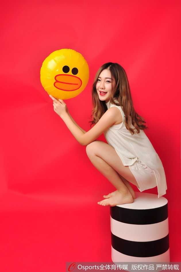 训练间隙，炫舞团成员露出灿烂笑容，健康的小麦色肌肤与雪肌相映成趣，紧致的美腿线条彰显了平日里刻苦训练的痕迹。