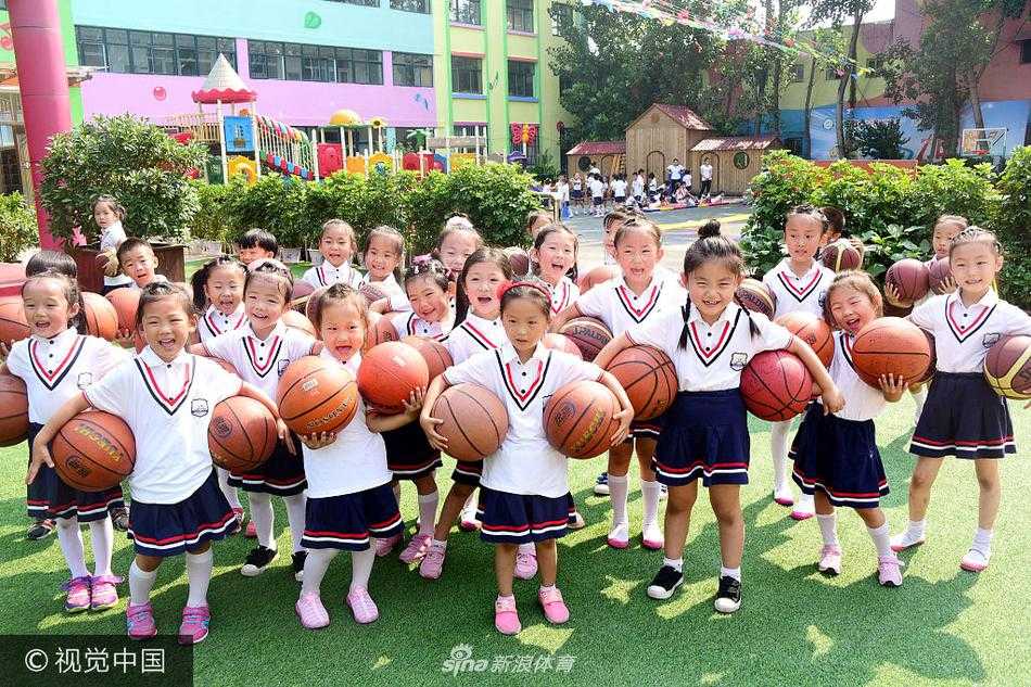 绿茵操场上，数百名身着统一园服的幼儿犹如跳动的音符，他们神情专注，随着音乐的节奏整齐划一地拍动篮球，场面既壮观又充满童趣。