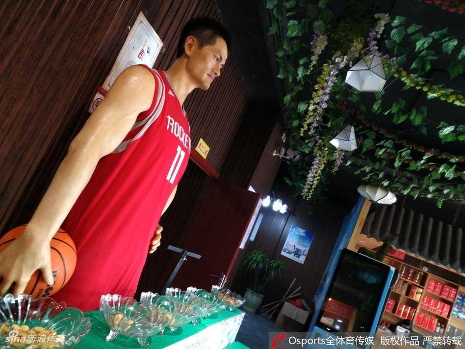 山东邹平饭店惊现“巨人”迎宾,姚明蜡像身穿火箭队服引围观 近距离特写这尊蜡像的上半身,蜡像的面部表情栩栩如生,眼神温和地望向前方,火箭队球衣的纹理和号码都清晰可见,制作工艺相当考究