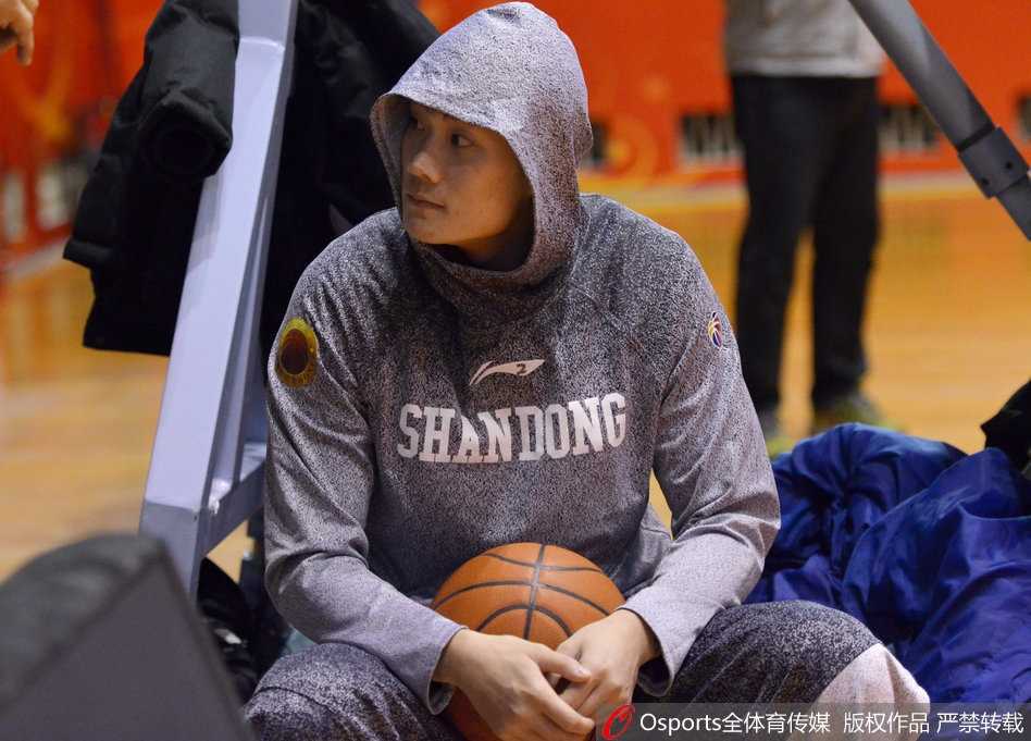 就连平时在场上以严肃著称的教练组成员，也被小丁这股