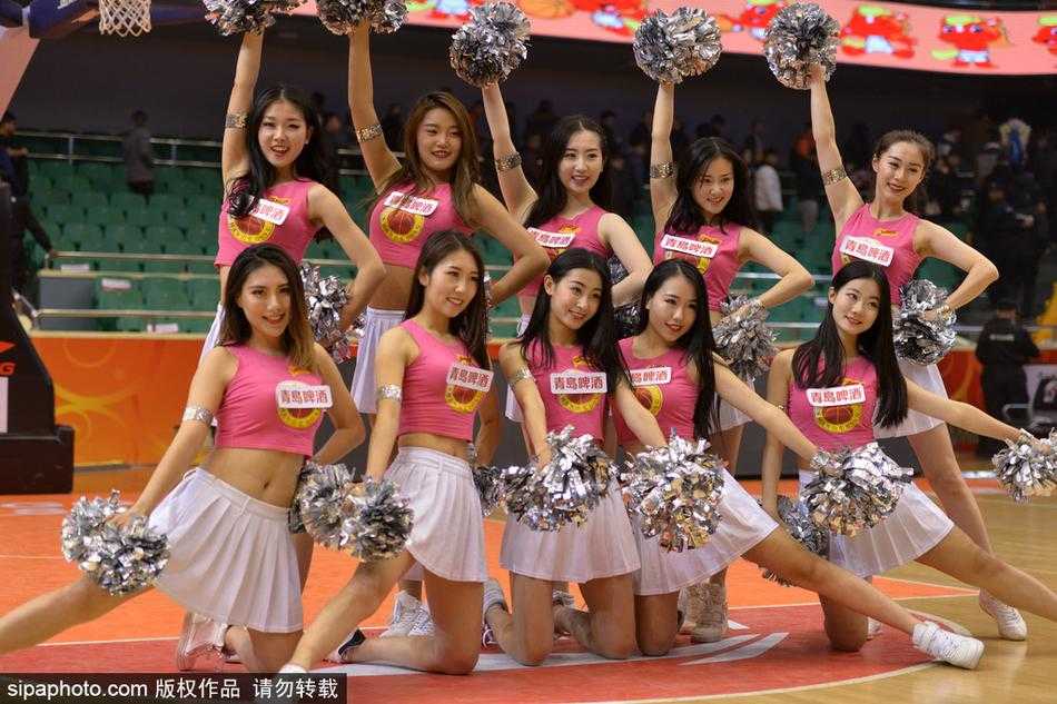 山东高速主场狂胜北控 篮球宝贝赛后绽放最美笑容 宝贝们变换了队形,她们站成两排,手牵手向镜头致意。统一的白色运动鞋和充满活力的姿态,让人感受到这个团队强大的凝聚力,她们不仅是表演者,更是并肩作战的姐妹。