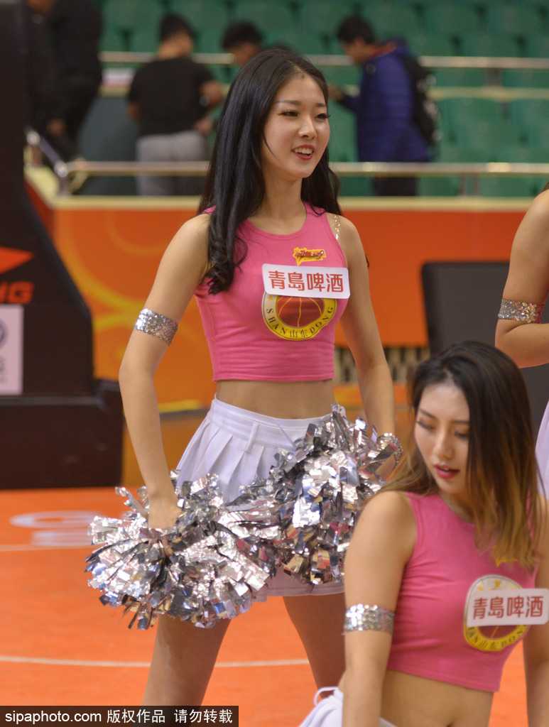 山东高速主场狂胜北控 篮球宝贝赛后绽放最美笑容 在合影的队伍中,这位扎着高马尾的宝贝笑靥如花,她微微侧身,展现出优美的身姿。白色的短裙在球馆的灯光下显得格外纯净,与伙伴们的红色上衣构成了最亮眼的色彩组合。