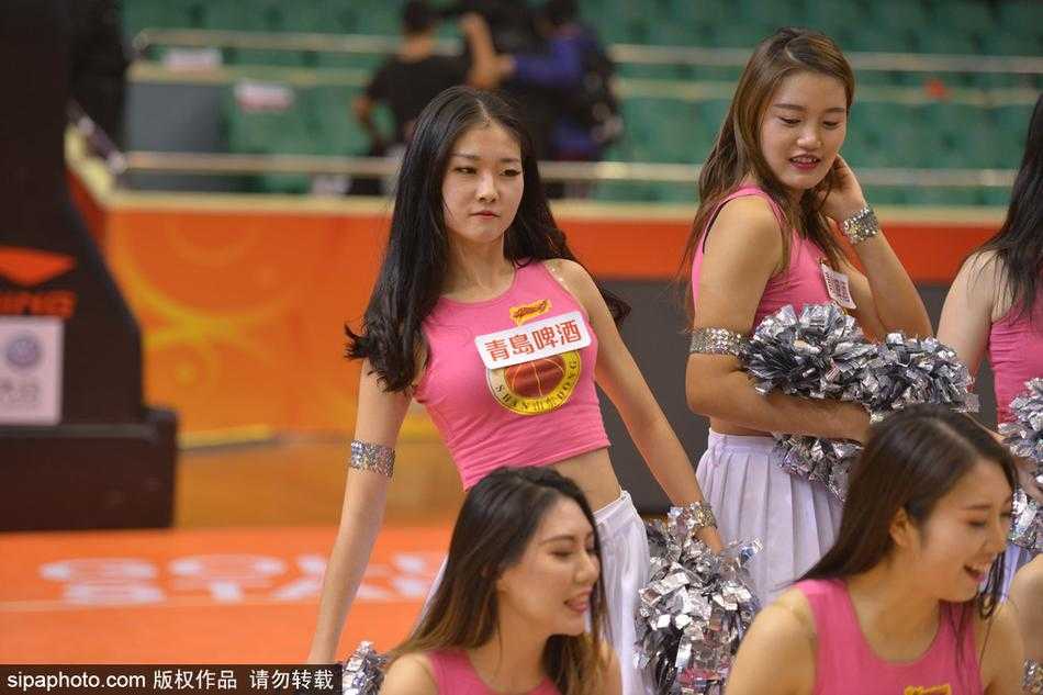 山东高速主场狂胜北控 篮球宝贝赛后绽放最美笑容 青春洋溢的篮球宝贝们在赛后聚集在场馆中央,她们高举手臂欢呼,脸上绽放出灿烂的笑容,仿佛一朵朵在冬夜绽放的鲜花,用活力驱散了济南的严寒。