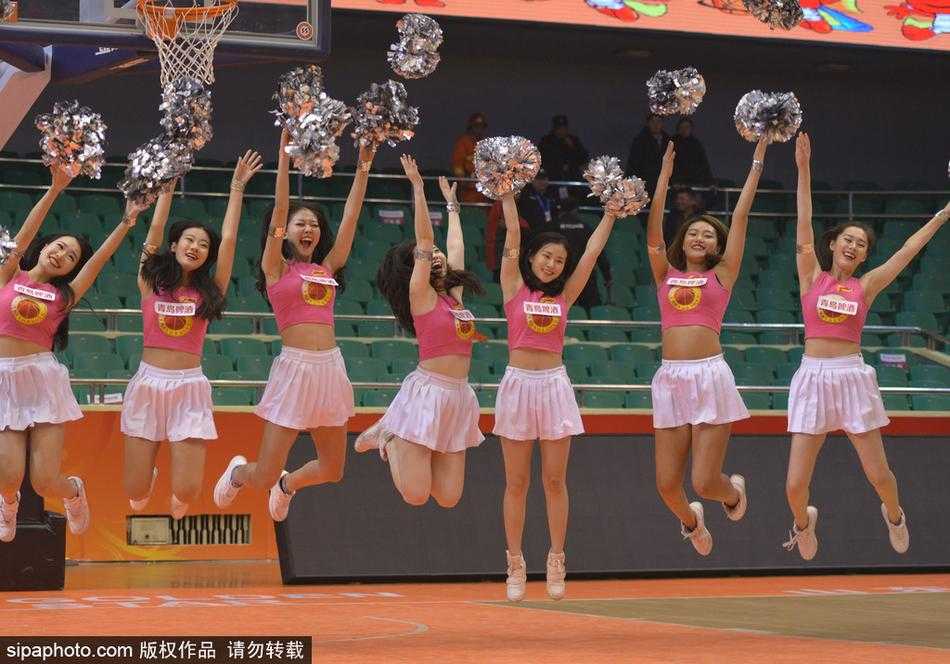 山东高速主场狂胜北控 篮球宝贝赛后绽放最美笑容 最后一张大合影,所有宝贝们紧紧靠在一起,对着镜头展现出最自信、最美丽的笑容。她们身后的山东高速主场,见证了一场辉煌的胜利,也记录下了这群女孩无悔的青春。