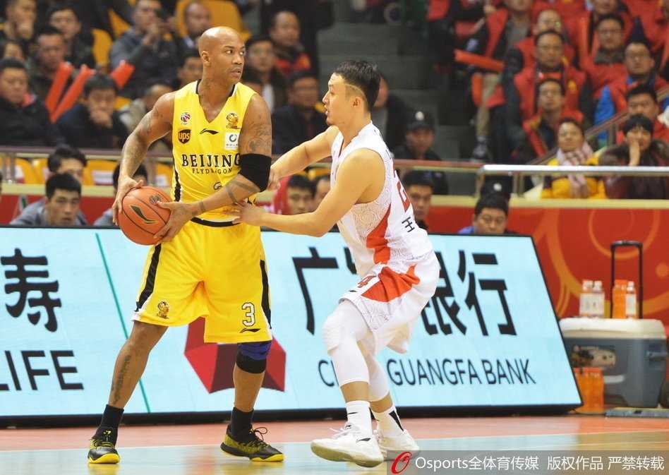 丁彦雨航复出后眼神犀利，运球穿越北控防线，瞬间点燃主场球迷热情。