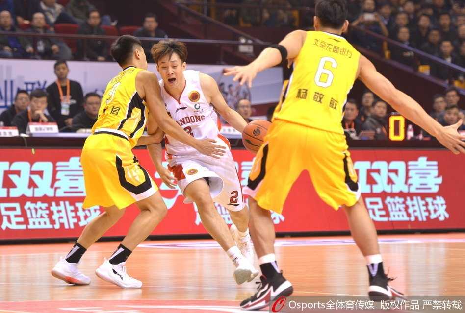 劳森面对防守人急停跳投，皮球在空中划出优美弧线，眼神中充满自信与坚决。