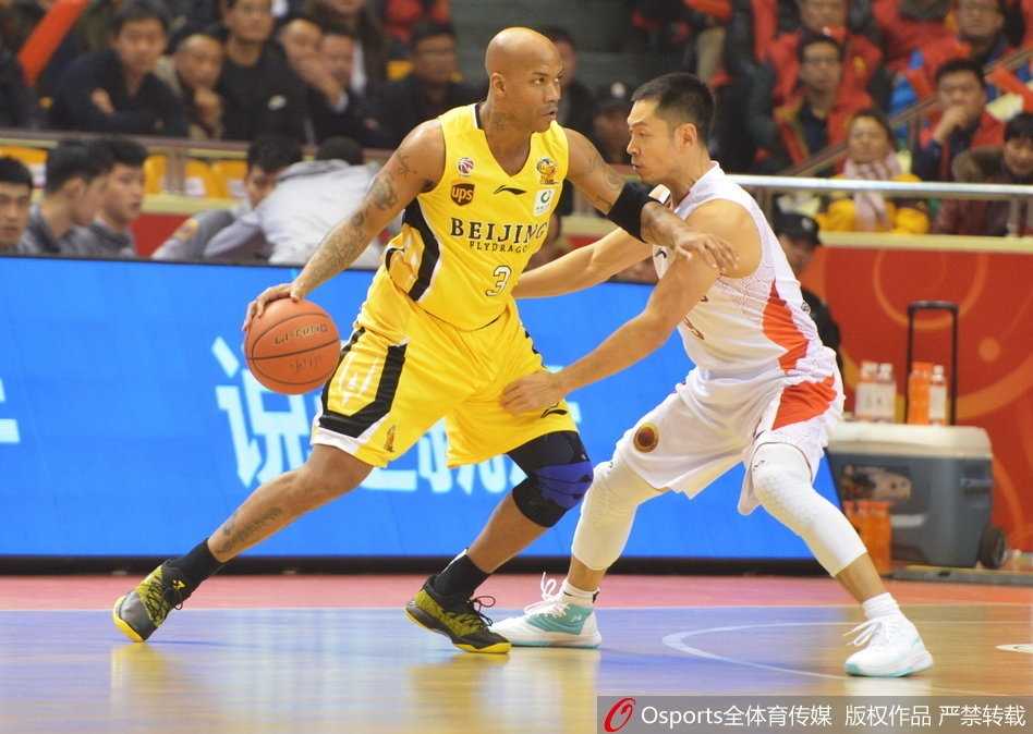 莫泰尤纳斯在双人包夹下强行起跳勾手，展现欧洲内线细腻的手感与强大力量。