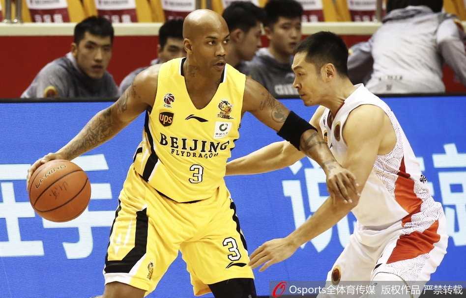 贾诚高高跃起霸气摘板，肌肉线条在灯光下清晰可见，展现本土内线硬度。