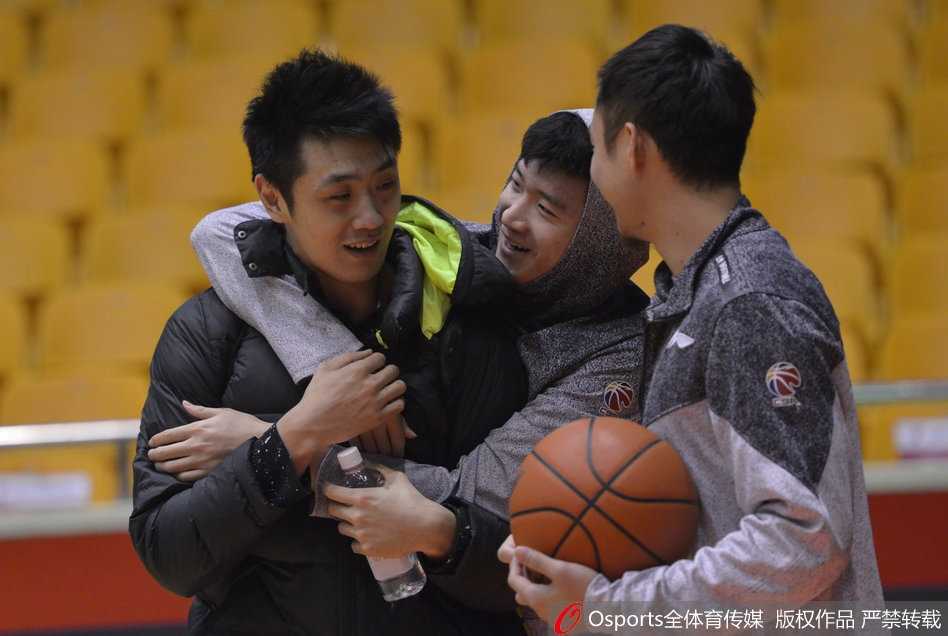 核心丁彦雨航在训练间隙俏皮吐舌，虽然大汗淋漓但心情不错，搞怪表情让紧张的备战气氛轻松了不少。