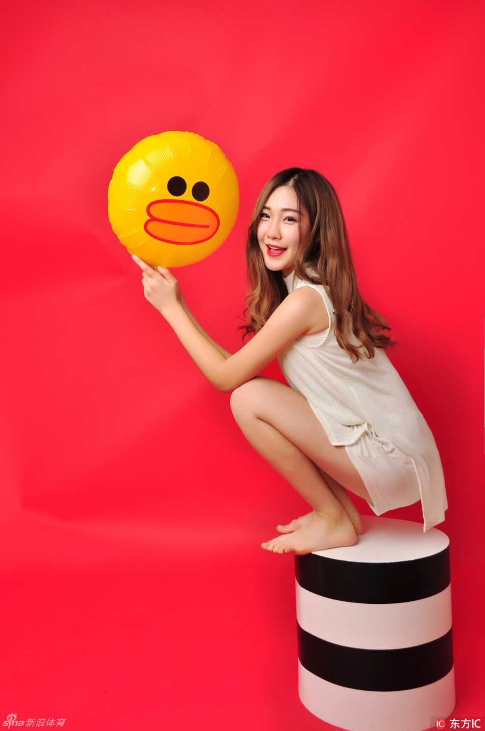 山东高速男篮啦啦队新年写真白裙秀美腿俏皮性感 全体队员排成一列,白裙统一,美腿齐刷刷展现,她们手牵手向前奔跑,笑容灿烂,仿佛带着新年的希望冲向未来