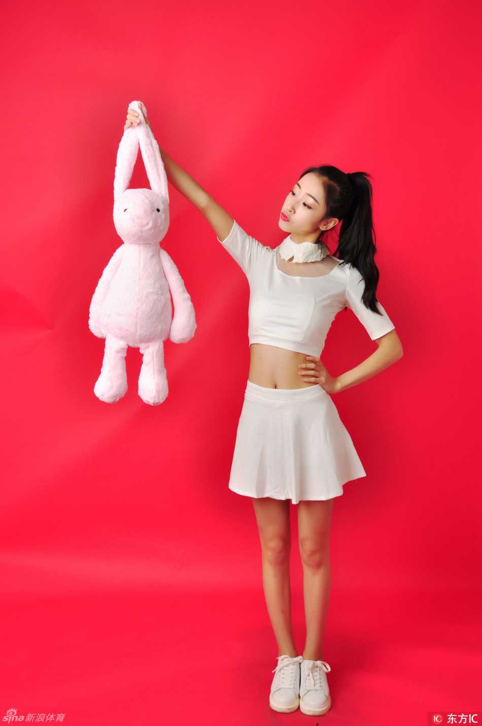 山东高速男篮啦啦队新年写真白裙秀美腿俏皮性感 两位队员并肩而坐,白色短裙衬托出修长美腿,一人调皮比耶,一人温柔浅笑,闺蜜般的默契感溢出画面