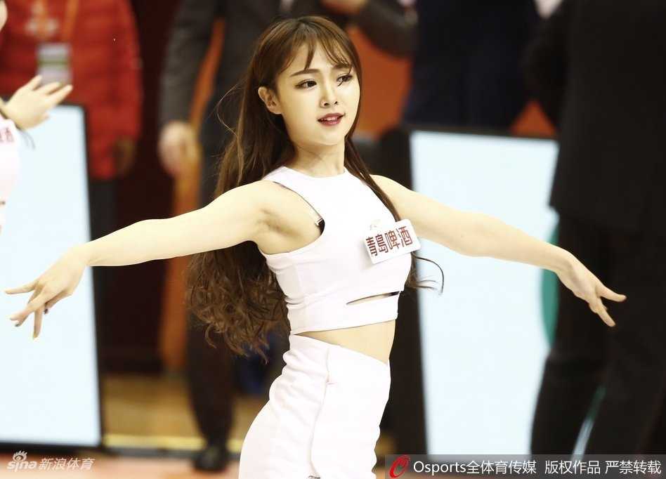 山东高速篮球宝贝校园风写真,甜美元气点燃球场激情 身着校园风短裙的啦啦队女孩,在体育馆看台上回眸一笑,眼神清澈动人