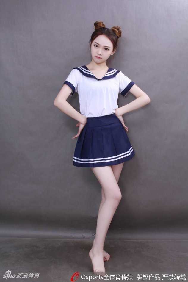 山东高速篮球宝贝校园风写真,甜美元气点燃球场激情 女孩身穿校园风毛衣背心,在训练场馆中压腿热身,展现出舞蹈生的柔韧与专注