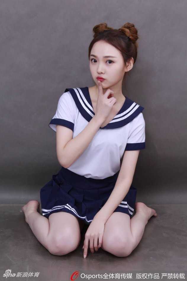 山东高速篮球宝贝校园风写真,甜美元气点燃球场激情 女孩双手抱着篮球,长发披肩,站在校园操场上露出治愈系的甜美笑容