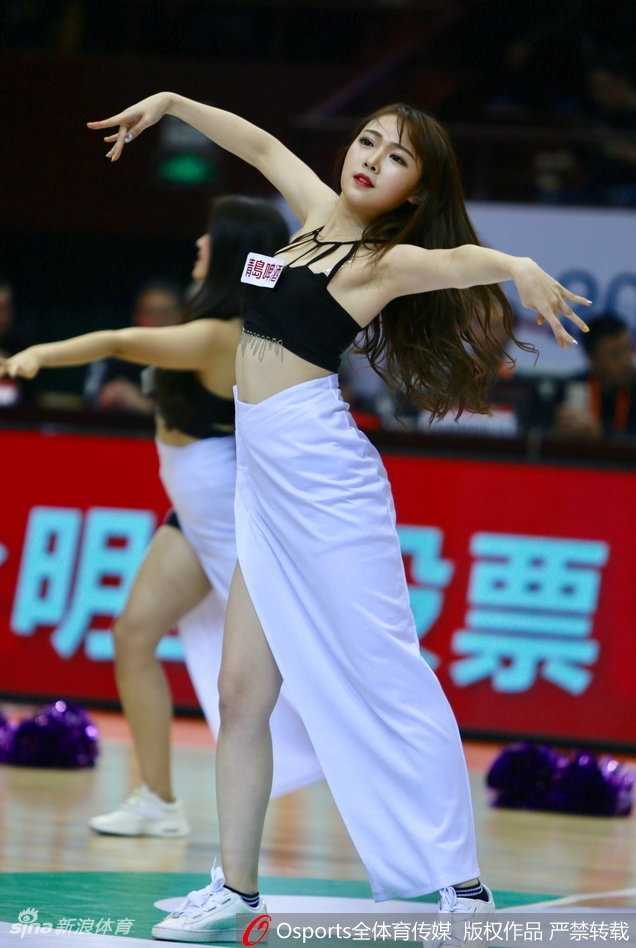 山东高速篮球宝贝校园风写真,甜美元气点燃球场激情 女孩扎着双马尾,身穿格子短裙搭配白色长袜,在篮球架下摆出俏皮可爱的姿势