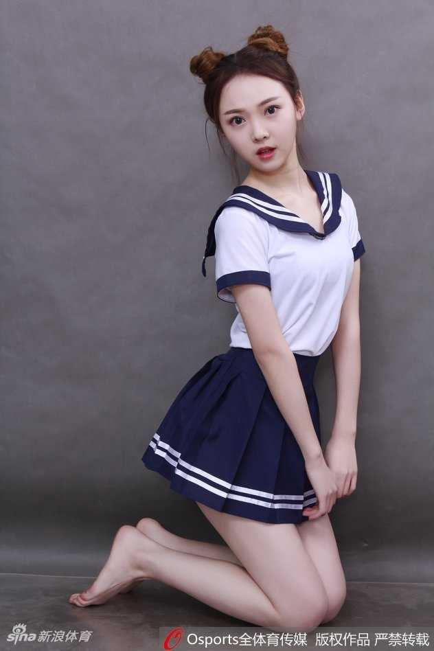 山东高速篮球宝贝校园风写真,甜美元气点燃球场激情 阳光洒在女孩认真的侧脸上,她身穿白色衬衫搭配格子领带,洋溢着浓浓的学院气息