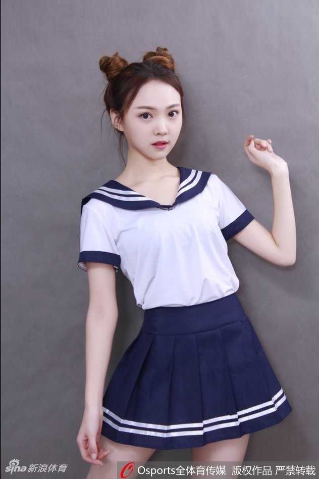 山东高速篮球宝贝校园风写真,甜美元气点燃球场激情 夕阳下的篮球场上,几个女孩围坐在一起谈笑风生,背景是朦胧的球场灯光