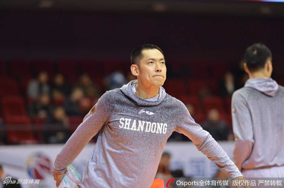 丁彦雨航在训练后用冰袋冰敷膝盖，神情平静地休整，为即将到来的比赛做好充分准备。