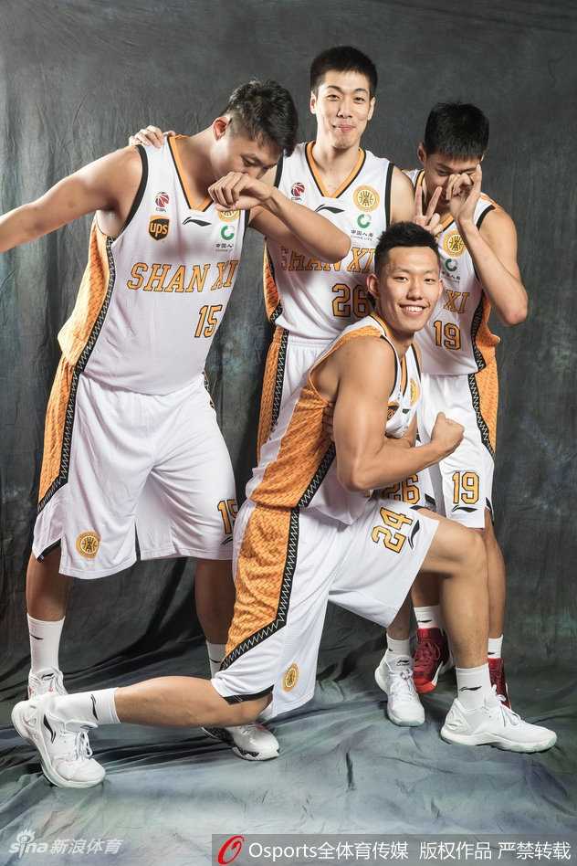 山西男篮众将写真场外:搞怪不停,其乐融融迎新生机 山西男篮队员在写真拍摄间隙互相搞怪打闹,一位队员正偷偷伸手拍向队友肩膀,表情狡黠,被抓拍的瞬间充满了欢乐的气氛。