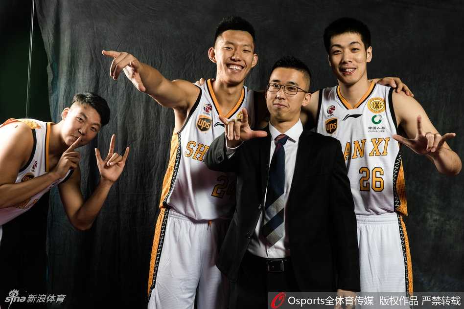 山西男篮众将写真场外:搞怪不停,其乐融融迎新生机 山西男篮外援斯科拉与詹宁斯并肩拍摄双人写真,两人神情专注而自信,斯科拉粗壮的麒麟臂格外显眼,詹宁斯则双手抱胸,眼神中充满对新赛季的期待。