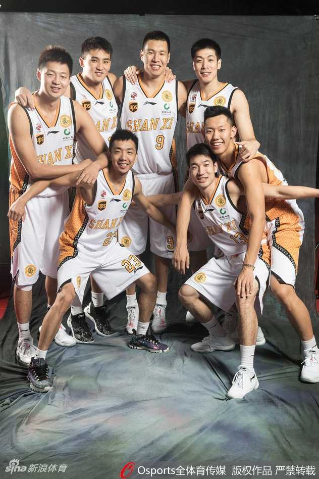 山西男篮众将写真场外:搞怪不停,其乐融融迎新生机 两名山西队队员在镜头前互相搞怪,一人伸手假装锁喉另一人,表情凶狠逗趣,另一人则配合地翻起白眼、张大嘴巴,仿佛真的被勒住,场面十分搞笑。