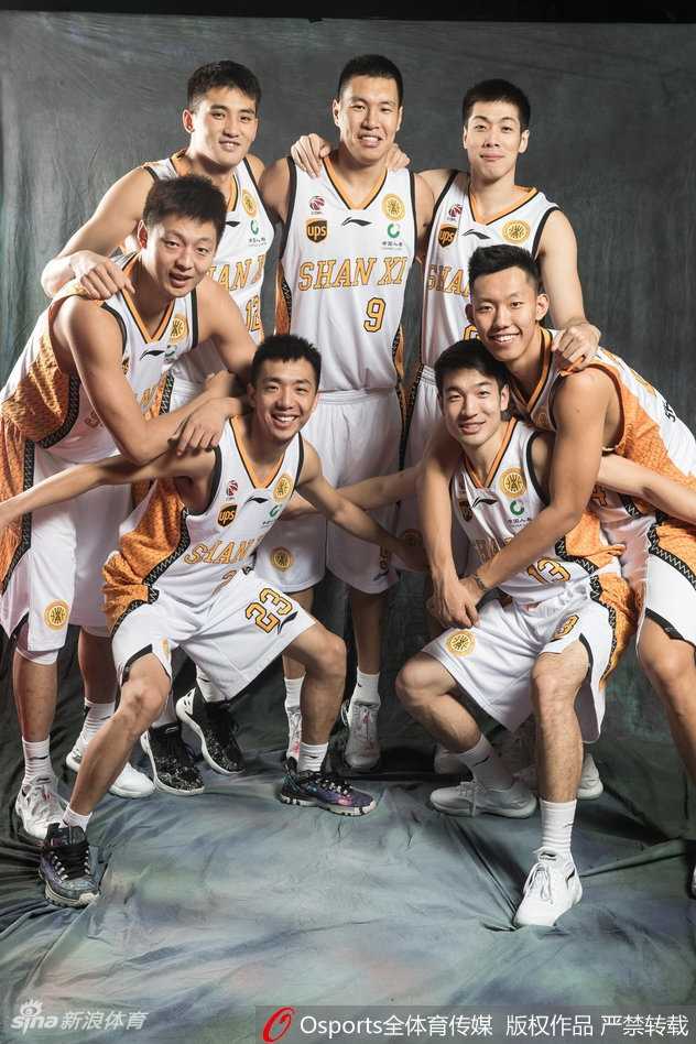 山西男篮众将写真场外:搞怪不停,其乐融融迎新生机 写真拍摄结束后,几名山西男篮队员勾肩搭背地站在一起看相机里的预览照片,他们指着屏幕哈哈大笑,互相调侃着彼此的表情和动作,现场充满欢乐。