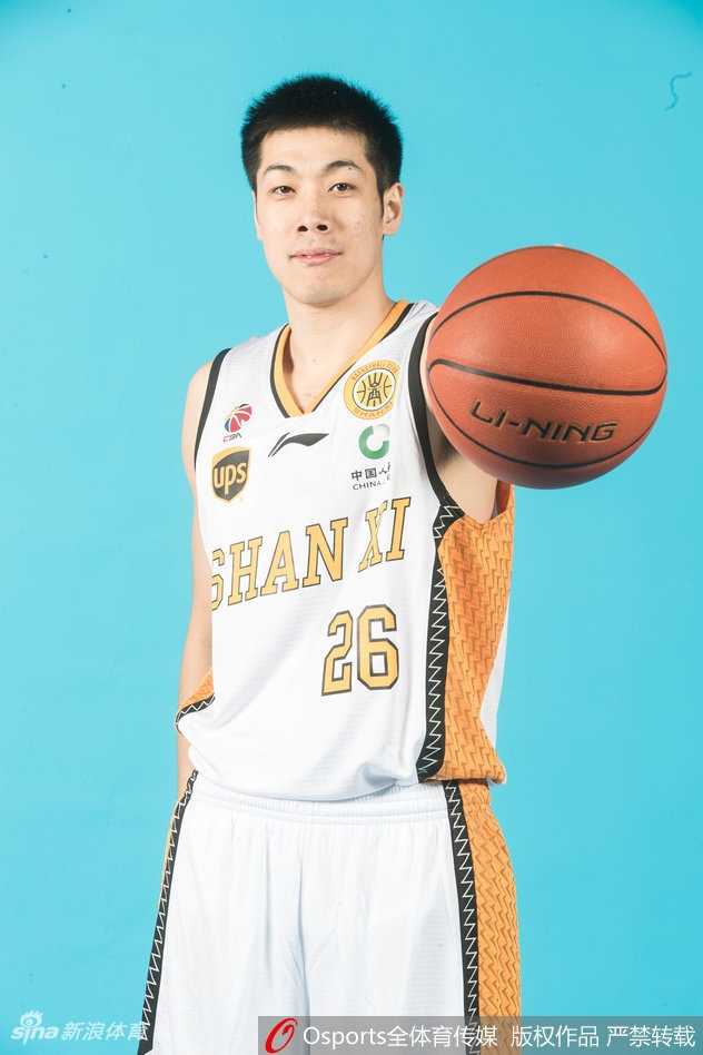 班铎、张泽龙、王洪三位年轻小将并肩而立，他们面带青涩却目光如炬。作为山西男篮的未来力量，他们在镜头前毫不怯场，新赛季随时准备在替补席上为球队注入新鲜血液。