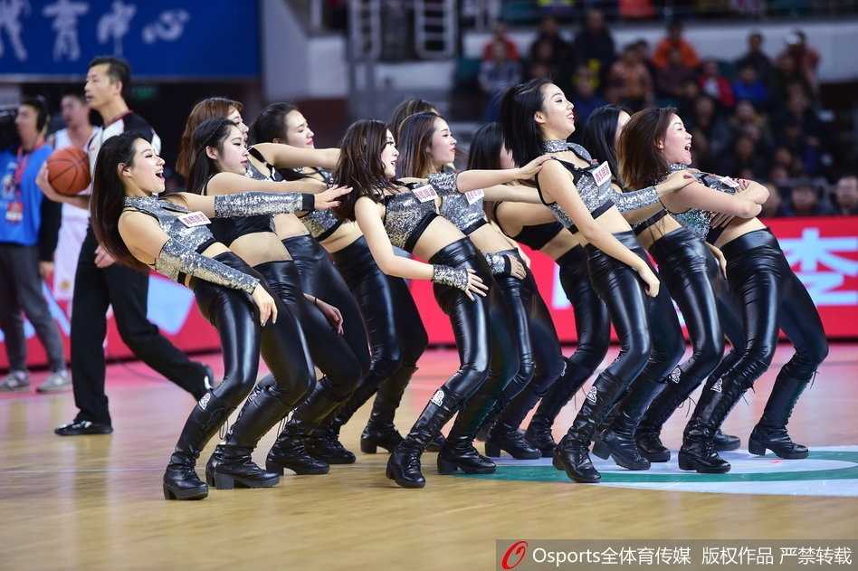 山西篮球宝贝寒冬热舞点燃赛场 青春风暴演绎皮裤风尚 多名篮球宝贝背对镜头,面对看台上热情的球迷,她们高举双手做出富有感染力的指挥动作,黑色的皮裤在球场灯光下质感十足,带领全场观众掀起一波又一波的人浪。