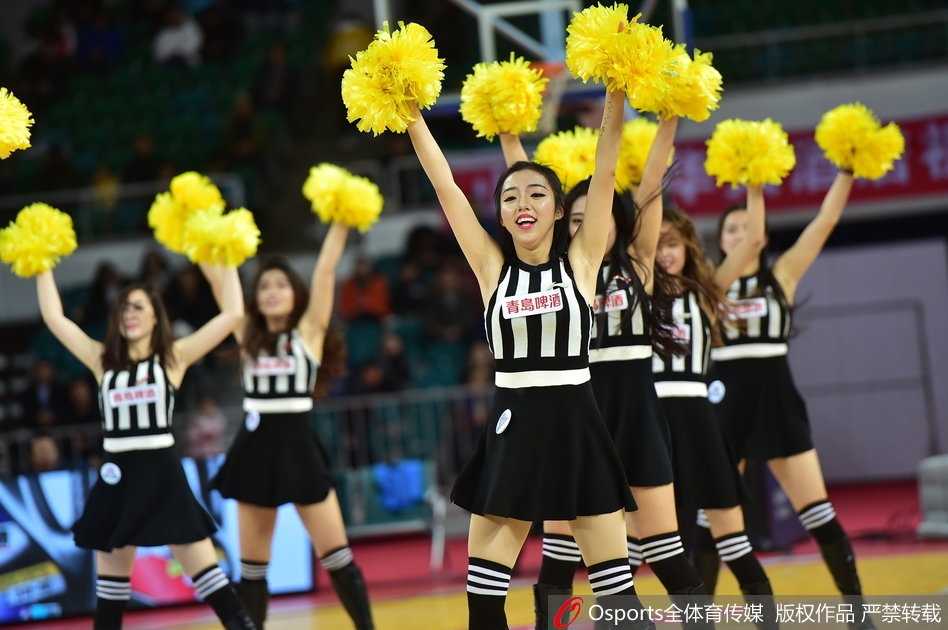 山西篮球宝贝们扎着利落的高马尾，随着动感节拍腾空跃起，修长的身姿在聚光灯下划出优美的弧线，青春的气息瞬间点燃了整个球场。