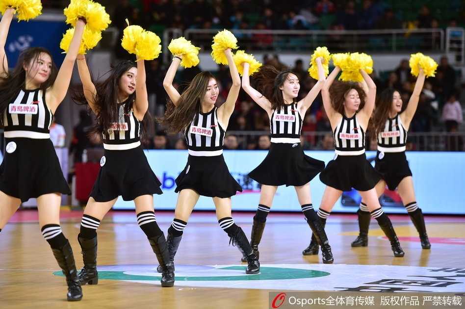 双人配合的托举动作将现场气氛推向高潮，一名宝贝被稳稳托起，双臂舒展如飞鸟，下方队友则用坚实的力量支撑，展现了团队间的绝对信任。