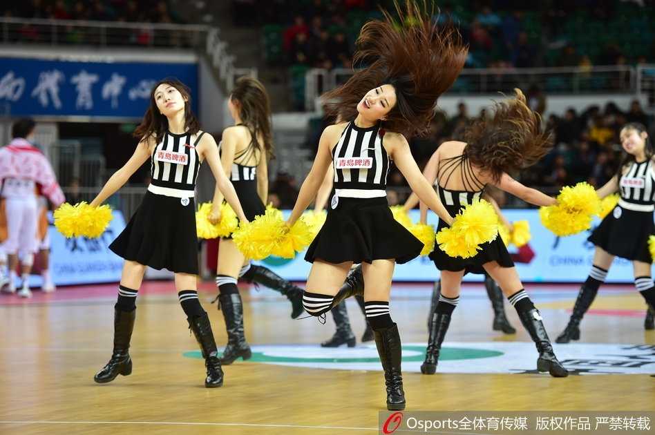 近景镜头下，宝贝们露出灿烂的笑容，整齐的服装和发饰彰显着团队的默契。她们额头微微冒汗，却依然保持着最完美的表情管理，敬业精神令人动容。