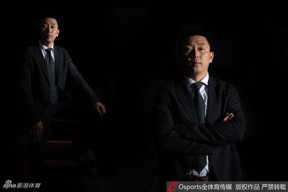 岁月留痕,传奇永驻:胡雪峰与他的战袍故事 胡雪峰手持自己各个时期效力江苏队的战袍,眼中满是不舍与眷恋,这些球衣见证了他从青涩少年成长为篮坛传奇的每一步。