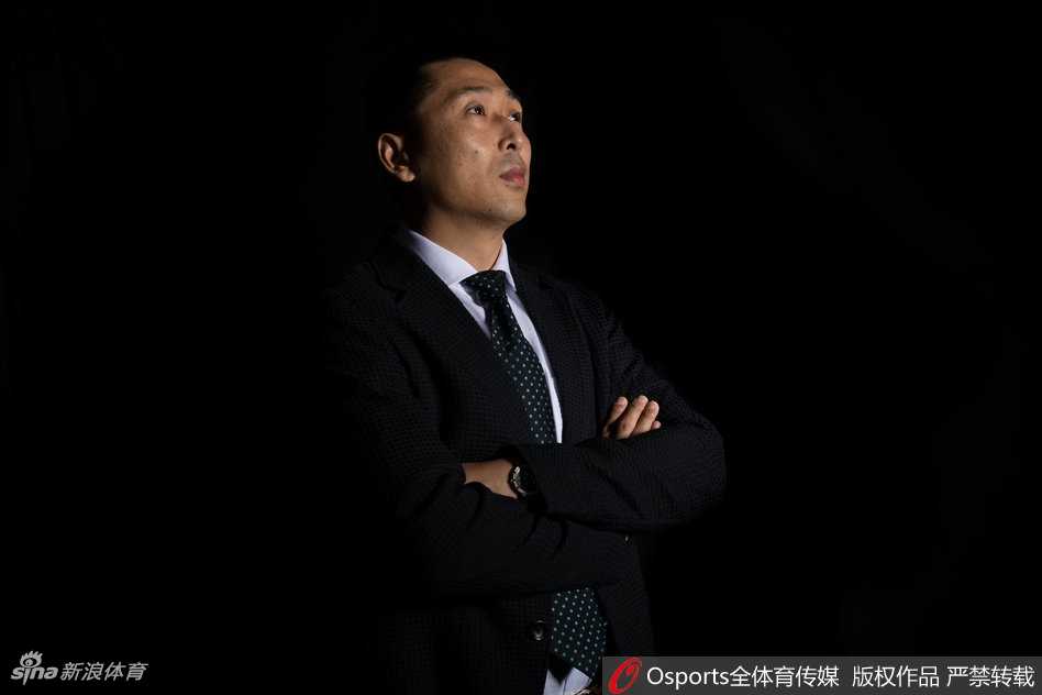 岁月留痕,传奇永驻:胡雪峰与他的战袍故事 在退役写真拍摄中,胡雪峰与青春活力的篮球宝贝一同展示不同时期的战袍,刚毅与柔美交织,仿佛在诉说着那些年赛场内外的温情瞬间。