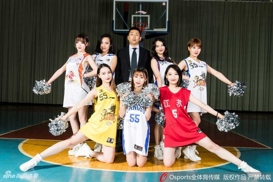 岁月留痕,传奇永驻:胡雪峰与他的战袍故事 胡雪峰与充满活力的篮球宝贝合影,手举过往的经典球衣,笑容背后是对过往峥嵘岁月的释然,也是对全新未来的从容期待。