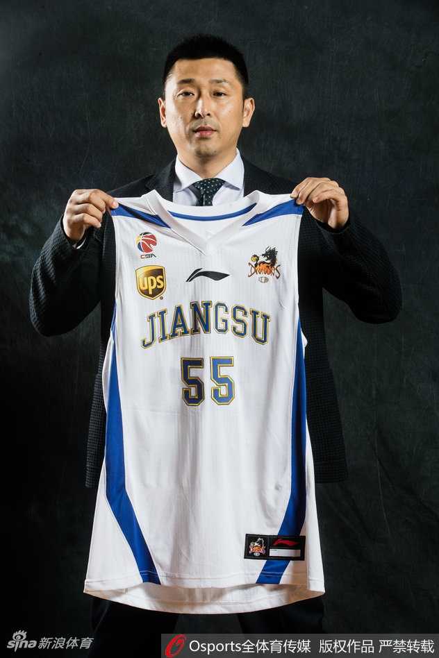 岁月留痕,传奇永驻:胡雪峰与他的战袍故事 在镁光灯的聚焦下,胡雪峰手持绣有自己名字的55号退役纪念球衣,目光坚毅地望向远方,属于他的球员时代虽已落幕,但传奇故事将永远激励后来者。