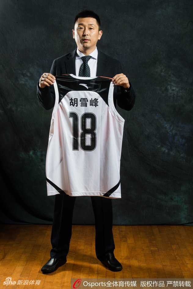 岁月留痕,传奇永驻:胡雪峰与他的战袍故事 胡雪峰凝视着手中这件代表巅峰时期的55号战袍,这件球衣不仅伴随他拿下了无数荣誉,更见证了他作为CBA历史上首位“四双”先生的传奇时刻。