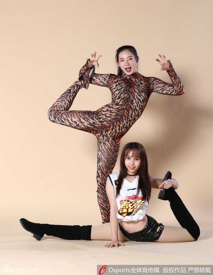 岭南魅影:广东宏远篮球宝贝豹纹妆造演绎力与美 镜头特写下,篮球宝贝的妆容精致,额间点缀着闪钻,与身上的豹纹元素相映成趣,野性中带着甜美