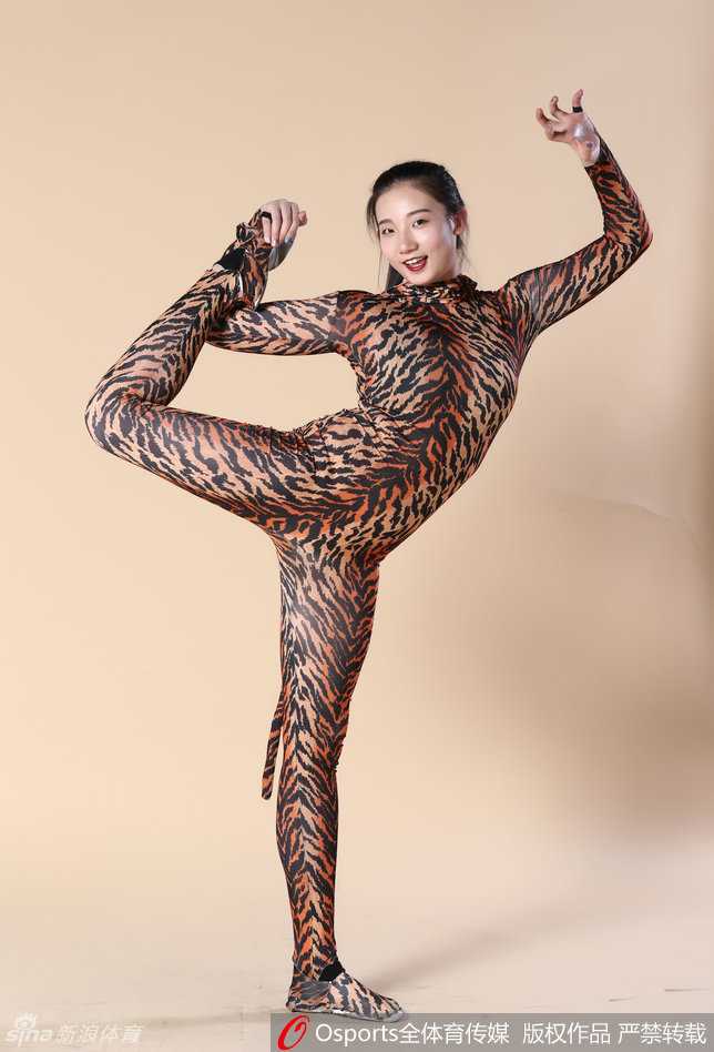 岭南魅影:广东宏远篮球宝贝豹纹妆造演绎力与美 宝贝完成高难度跪地后仰,豹纹服饰衬托出完美的身体曲线,眼神中透露出自信与坚定