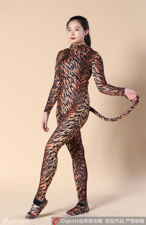 岭南魅影:广东宏远篮球宝贝豹纹妆造演绎力与美 一位篮球宝贝双手撑地,身体形成反弓的满月造型,惊人的柔韧度让人叹为观止,宛如一只灵动的猎豹