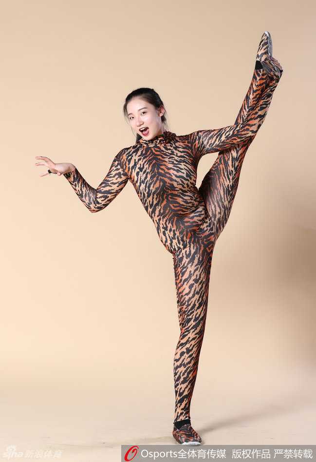 岭南魅影:广东宏远篮球宝贝豹纹妆造演绎力与美 两位豹纹宝贝默契配合完成托举动作,一个身姿挺拔,一个凌空而起,展现了团队的力量与信任