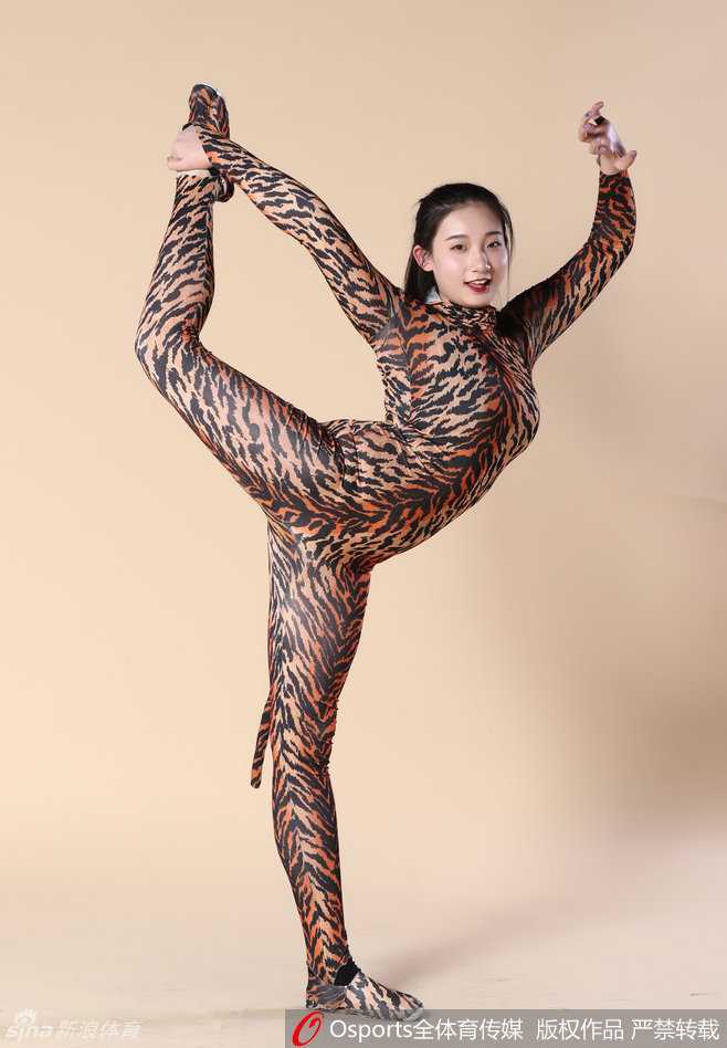 岭南魅影:广东宏远篮球宝贝豹纹妆造演绎力与美 豹纹宝贝侧身凝视镜头,展现出优美的肩颈线条,背景的暗色调更突显出她肤色的白皙与豹纹的狂野