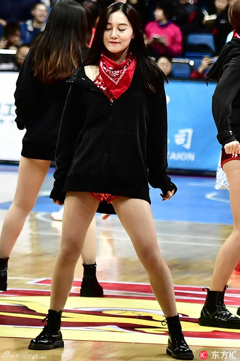 巅峰之战 热力助航 灯光聚焦,拉拉队员们排成整齐的队列,修长的美腿在空中划出优美的弧线,她们的每一次跳跃都紧扣着场边观众的心弦。